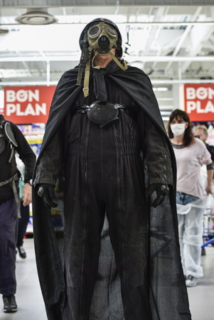 Action éclair et performance du Collectif "Les Citoyens Libres", les Humains Libres, avec au centre DARK VERAN personnage Parodique du Ministre de la santé Olivier Véran à Bayonne au Pays basque, dans le centre commercial de BAB 2, pour mettre exergue cette dichotomie que vivent les gens, les humains, entre ce qu'ils désirent vraiment et la réalité de cette crise politico-sanitaire.

Performance of the Collective "Les Citoyens Libres", les Humains Libres ", with in the center DARKVERAN character Parody of the Minister of Health Olivier Veran Here action of the collective in Bayonne in the Basque Country, in the shopping center of BAB 2, to highlight this dichotomy that people, humans live between what they want and the reality of this political and health crisis.

Bayonne, Pays basque, 64 , Nouvelle Aquitaine, Pyrénées Atlantiques, Sud Ouest, France, Europe.
New Aquitaine, Basque Country.