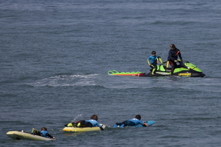 Entrainement des jeunes de 10 à 14 ans au sauvetage côtier et au sauvetage sportif, formation de jeunes enfants pour peut être devenir également MNS, ici au club du BOC, Bidart Océan Club, à Bidart au Pays Basque ici, plage de l'uhabia sur la côte basque.
Training of young people aged 10 to 14 in coastal rescue and sports rescue, training of young children to perhaps also become MNS, here at the BOC club, Bidart Océan Club, in Bidart in the Basque Country here, uhabia beach on the Basque coast.
Bidart, Pays basque, 64 , Nouvelle Aquitaine, Pyrénées Atlantiques, Sud Ouest, France, Europe.
New Aquitaine, Basque Country.