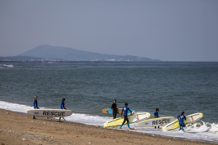 Entrainement des jeunes de 10 à 14 ans au sauvetage côtier et au sauvetage sportif, formation de jeunes enfants pour peut être devenir également MNS, ici au club du BOC, Bidart Océan Club, à Bidart au Pays Basque ici, plage de l'uhabia sur la côte basque.
Training of young people aged 10 to 14 in coastal rescue and sports rescue, training of young children to perhaps also become MNS, here at the BOC club, Bidart Océan Club, in Bidart in the Basque Country here, uhabia beach on the Basque coast.
Bidart, Pays basque, 64 , Nouvelle Aquitaine, Pyrénées Atlantiques, Sud Ouest, France, Europe.
New Aquitaine, Basque Country.