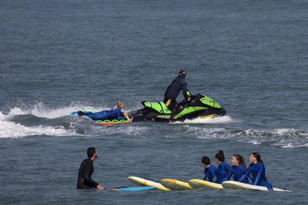 Entrainement des jeunes de 10 à 14 ans au sauvetage côtier et au sauvetage sportif, formation de jeunes enfants pour peut être devenir également MNS, ici au club du BOC, Bidart Océan Club, à Bidart au Pays Basque ici, plage de l'uhabia sur la côte basque.
Training of young people aged 10 to 14 in coastal rescue and sports rescue, training of young children to perhaps also become MNS, here at the BOC club, Bidart Océan Club, in Bidart in the Basque Country here, uhabia beach on the Basque coast.
Bidart, Pays basque, 64 , Nouvelle Aquitaine, Pyrénées Atlantiques, Sud Ouest, France, Europe.
New Aquitaine, Basque Country.