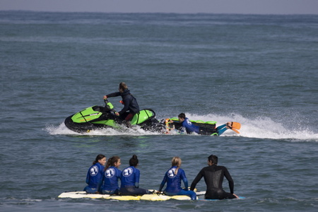 Entrainement des jeunes de 10 à 14 ans au sauvetage côtier et au sauvetage sportif, formation de jeunes enfants pour peut être devenir également MNS, ici au club du BOC, Bidart Océan Club, à Bidart au Pays Basque ici, plage de l'uhabia sur la côte basque.
Training of young people aged 10 to 14 in coastal rescue and sports rescue, training of young children to perhaps also become MNS, here at the BOC club, Bidart Océan Club, in Bidart in the Basque Country here, uhabia beach on the Basque coast.
Bidart, Pays basque, 64 , Nouvelle Aquitaine, Pyrénées Atlantiques, Sud Ouest, France, Europe.
New Aquitaine, Basque Country.