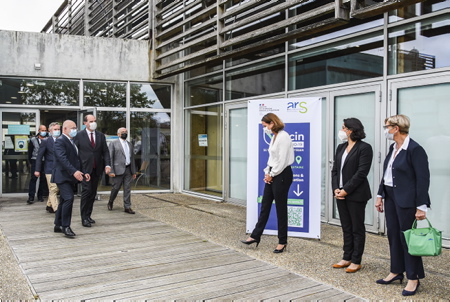 Le premier ministre Jean Castex a visité le centre de vaccination de Bayonne Glain au Pays basque, le samedi 17 juillet 2021, suite aux annonces du président de la république, une visite visant à accélérer la campagne de vaccination et à lutter contre la propagation du variant Delta.

Prime Minister Jean Castex visited the Bayonne Glain vaccination center in the Basque Country on Saturday, July 17, 2021, following the announcements of the President of the Republic, a visit aimed at accelerating the vaccination campaign and fighting against the spread of the variant Delta.

Bayonne, Pays basque, 64 , Nouvelle Aquitaine, Pyrénées Atlantiques, Sud Ouest, South West, France, Europe.New Aquitaine, Basque Country.
