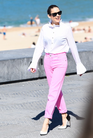 Marion Cotillard en tenue blanche et rose, au Festival de Cinéma de San Sébastien le 21 septembre 2021 lors du photocall du film Bigger than us, de la Française Flore Vasseur dont elle est la coproductrice.Le Donostia Award lui a été remis par son amie et actrice espagnole Penelope Cruz.
Marion Cotillard in white and pink outfit, at the San Sébastien Film Festival on September 21, 2021 during the photocall for the film Bigger than us, by Frenchwoman Flore Vasseur, of which she is the co-producer.The Donostia Award was presented to her by her friend and Spanish actress Penelope Cruz.
San Sébastien, San Sébastian, Donostia, Pays basque, Europe, Espagne, Gipuzkoa, Pays basque Espagnol, Basque Country.