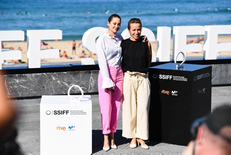 Marion Cotillard avec Flore Vasseur, écrivaine et réalisatrice du film Bigger than us, dont Marion Cotillard est la co-productrice, au Festival de Cinéma de San Sébastien le 21 septembre 2021 lors du photocall du film Bigger than us.
Marion Cotillard with Flore Vasseur, writer and director of the film Bigger than us, of which Marion Cotillard is the co-producer, at the San Sébastien Film Festival on September 21, 2021 during the photocall of the film Bigger than us.
San Sébastien, San Sébastian, Donostia, Pays basque, Europe, Espagne, Gipuzkoa, Pays basque Espagnol, Basque Country.