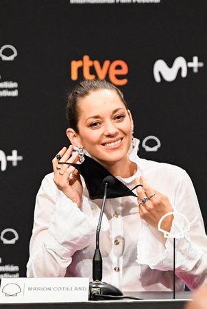 Marion Cotillard avec son masque sanitaire lors de la conférence de presse de présentation du film "Bigger than us", de la Française Flore Vasseur dont elle est la coproductrice.Festival de Cinéma de San Sébastien le 21 septembre 2021.
Marion Cotillard with her sanitary mask during the press conference for the presentation of the film "Bigger than us", by Frenchwoman Flore Vasseur, of which she is the co-producer. San Sebastián Film Festival on September 21, 2021.
San Sébastien, San Sébastian, Donostia, Pays basque, Europe, Espagne, Gipuzkoa, Pays basque Espagnol, Basque Country.