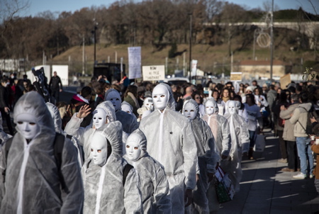 Manifestation et spectacle de personnel soignant sur le thème " Tous unis et en blanc pour soutenir les soignants suspendus qui luttent contre l'obligation vaccinale du COVID 19" Intervention et prise de position suivie d'une performance artistique contre l'imposition de la vaccination au personnel, l'instauration du Passeport Sanitaire en milieu hospitalier et pour la réintégration des personnels suspendu.
Demonstration and show of nursing staff on the theme "All united and in white to support suspended caregivers who fight against the vaccine obligation of COVID 19" Intervention and position statement followed by an artistic performance against the imposition of vaccination in staff, the introduction of the Health Passport in hospitals and for the reinstatement of suspended staff.
Bayonne, Pays basque, Côte basque, 64 , Nouvelle Aquitaine, Pyrénées Atlantiques, Sud Ouest, France, Europe. New Aquitaine, Basque Country.