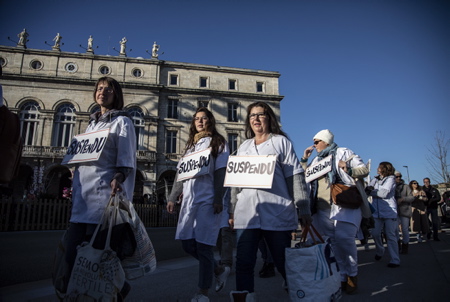 Soignants suspendus et en passe de bientôt l'être pour certains et certaines ici présent, lors d'une manifestation et spectacle de personnel soignant sur le thème " Tous unis et en blanc pour soutenir les soignants suspendus qui luttent contre l'obligation vaccinale du COVID 19" Intervention et prise de position suivie d'une performance artistique contre l'imposition de la vaccination au personnel, l'instauration du Passeport Sanitaire en milieu hospitalier et pour la réintégration des personnels suspendu.
Caregivers suspended or about to be soon for certain, during a demonstration and show of nursing staff on the theme "All united and in white to support suspended caregivers who are fighting against the vaccine obligation of COVID 19" Intervention and stance followed by an artistic performance against the imposition of vaccination on staff, the introduction of the Health Passport in hospitals and for the reinstatement of suspended staff.
Bayonne, Pays basque, Côte basque, 64 , Nouvelle Aquitaine, Pyrénées Atlantiques, Sud Ouest, France, Europe. New Aquitaine, Basque Country.