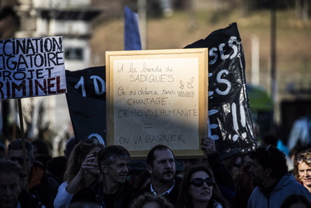 Manifestation et spectacle de personnel soignant sur le thème " Tous unis et en blanc pour soutenir les soignants suspendus qui luttent contre l'obligation vaccinale du COVID 19" Intervention et prise de position suivie d'une performance artistique contre l'imposition de la vaccination au personnel, l'instauration du Passeport Sanitaire en milieu hospitalier et pour la réintégration des personnels suspendu.
Demonstration and show of nursing staff on the theme "All united and in white to support suspended caregivers who fight against the vaccine obligation of COVID 19" Intervention and position statement followed by an artistic performance against the imposition of vaccination in staff, the introduction of the Health Passport in hospitals and for the reinstatement of suspended staff.
Bayonne, Pays basque, Côte basque, 64 , Nouvelle Aquitaine, Pyrénées Atlantiques, Sud Ouest, France, Europe. New Aquitaine, Basque Country.