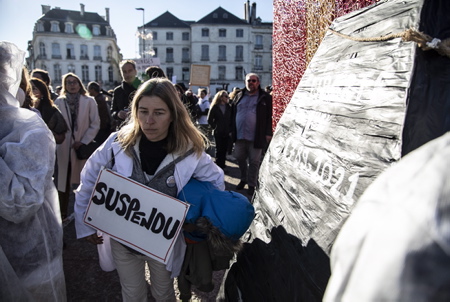 Soignants suspendus et en passe de bientôt l'être pour certains et certaines ici présent, lors d'une manifestation et spectacle de personnel soignant sur le thème " Tous unis et en blanc pour soutenir les soignants suspendus qui luttent contre l'obligation vaccinale du COVID 19" Intervention et prise de position suivie d'une performance artistique contre l'imposition de la vaccination au personnel, l'instauration du Passeport Sanitaire en milieu hospitalier et pour la réintégration des personnels suspendu.
Caregivers suspended or about to be soon for certain, during a demonstration and show of nursing staff on the theme "All united and in white to support suspended caregivers who are fighting against the vaccine obligation of COVID 19" Intervention and stance followed by an artistic performance against the imposition of vaccination on staff, the introduction of the Health Passport in hospitals and for the reinstatement of suspended staff.
Bayonne, Pays basque, Côte basque, 64 , Nouvelle Aquitaine, Pyrénées Atlantiques, Sud Ouest, France, Europe. New Aquitaine, Basque Country.