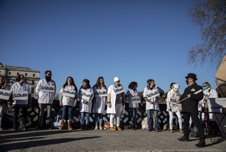 Soignants suspendus et en passe de bientôt l'être pour certains et certaines ici présent, lors d'une manifestation et spectacle de personnel soignant sur le thème " Tous unis et en blanc pour soutenir les soignants suspendus qui luttent contre l'obligation vaccinale du COVID 19" Intervention et prise de position suivie d'une performance artistique contre l'imposition de la vaccination au personnel, l'instauration du Passeport Sanitaire en milieu hospitalier et pour la réintégration des personnels suspendu.
Caregivers suspended or about to be soon for certain, during a demonstration and show of nursing staff on the theme "All united and in white to support suspended caregivers who are fighting against the vaccine obligation of COVID 19" Intervention and stance followed by an artistic performance against the imposition of vaccination on staff, the introduction of the Health Passport in hospitals and for the reinstatement of suspended staff.
Bayonne, Pays basque, Côte basque, 64 , Nouvelle Aquitaine, Pyrénées Atlantiques, Sud Ouest, France, Europe. New Aquitaine, Basque Country.