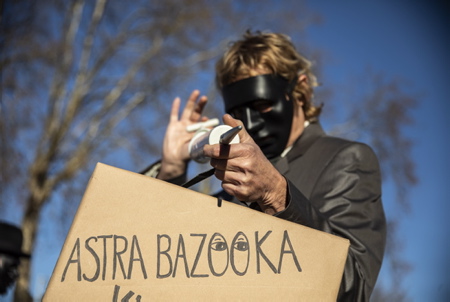 Un militant avec une pancarte Astrazeneka et Moderna ( Astrabazooka et VieuxDerna ) et une seringue géante lors d'une manifestation et spectacle de personnel soignant sur le thème " Tous unis et en blanc pour soutenir les soignants suspendus qui luttent contre l'obligation vaccinale du COVID 19" Intervention et prise de position suivie d'une performance artistique contre l'imposition de la vaccination au personnel, l'instauration du Passeport Sanitaire en milieu hospitalier et pour la réintégration des personnels suspendu.
An activist with an Astrazeneka and Moderna sign (Astrabazooka and VieuxDerna) and a giant syringe during a demonstration and show of nursing staff on the theme "All united and in white to support suspended caregivers who fight against the vaccine obligation of COVID 19 "Intervention and position statement followed by an artistic performance against the imposition of vaccination on staff, the establishment of the Health Passport in hospitals and for the reinstatement of suspended staff.
Bayonne, Pays basque, Côte basque, 64 , Nouvelle Aquitaine, Pyrénées Atlantiques, Sud Ouest, France, Europe. New Aquitaine, Basque Country.