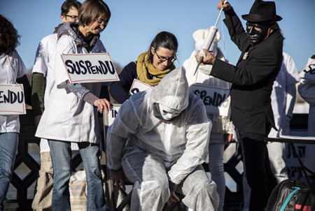 Simulacre de vaccination obligatoire et vrais Soignants suspendus et en passe de bientôt l'être pour certains et certaines ici présent, lors d'une manifestation et spectacle de personnel soignant sur le thème " Tous unis et en blanc pour soutenir les soignants suspendus qui luttent contre l'obligation vaccinale du COVID 19" Intervention et prise de position suivie d'une performance artistique contre l'imposition de la vaccination au personnel, l'instauration du Passeport Sanitaire en milieu hospitalier et pour la réintégration des personnels suspendu.
Caregivers suspended or about to be soon for certain, during a demonstration and show of nursing staff on the theme "All united and in white to support suspended caregivers who are fighting against the vaccine obligation of COVID 19" Intervention and stance followed by an artistic performance against the imposition of vaccination on staff, the introduction of the Health Passport in hospitals and for the reinstatement of suspended staff.
Bayonne, Pays basque, Côte basque, 64 , Nouvelle Aquitaine, Pyrénées Atlantiques, Sud Ouest, France, Europe. New Aquitaine, Basque Country.