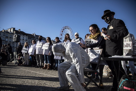 Simulacre de vaccination obligatoire et vrais Soignants suspendus et en passe de bientôt l'être pour certains et certaines ici présent, lors d'une manifestation et spectacle de personnel soignant sur le thème " Tous unis et en blanc pour soutenir les soignants suspendus qui luttent contre l'obligation vaccinale du COVID 19" Intervention et prise de position suivie d'une performance artistique contre l'imposition de la vaccination au personnel, l'instauration du Passeport Sanitaire en milieu hospitalier et pour la réintégration des personnels suspendu.
Caregivers suspended or about to be soon for certain, during a demonstration and show of nursing staff on the theme "All united and in white to support suspended caregivers who are fighting against the vaccine obligation of COVID 19" Intervention and stance followed by an artistic performance against the imposition of vaccination on staff, the introduction of the Health Passport in hospitals and for the reinstatement of suspended staff.
Bayonne, Pays basque, Côte basque, 64 , Nouvelle Aquitaine, Pyrénées Atlantiques, Sud Ouest, France, Europe. New Aquitaine, Basque Country.