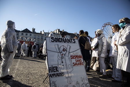 Soignants suspendus et en passe de bientôt l'être pour certains et certaines ici présent, lors d'une manifestation et spectacle de personnel soignant sur le thème " Tous unis et en blanc pour soutenir les soignants suspendus qui luttent contre l'obligation vaccinale du COVID 19" Intervention et prise de position suivie d'une performance artistique contre l'imposition de la vaccination au personnel, l'instauration du Passeport Sanitaire en milieu hospitalier et pour la réintégration des personnels suspendu.
Caregivers suspended or about to be soon for certain, during a demonstration and show of nursing staff on the theme "All united and in white to support suspended caregivers who are fighting against the vaccine obligation of COVID 19" Intervention and stance followed by an artistic performance against the imposition of vaccination on staff, the introduction of the Health Passport in hospitals and for the reinstatement of suspended staff.
Bayonne, Pays basque, Côte basque, 64 , Nouvelle Aquitaine, Pyrénées Atlantiques, Sud Ouest, France, Europe. New Aquitaine, Basque Country.
