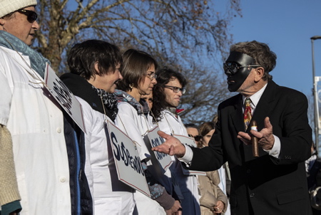 Une représentation noire d'Emmanuel Macron, Président de la république invective les Soignants, lors d'une manifestation et spectacle de personnel soignant sur le thème " Tous unis et en blanc pour soutenir les soignants suspendus qui luttent contre l'obligation vaccinale du COVID 19" Intervention et prise de position suivie d'une performance artistique contre l'imposition de la vaccination au personnel, l'instauration du Passeport Sanitaire en milieu hospitalier et pour la réintégration des personnels suspendu.
A black representation of Emmanuel Macron, President of the Republic invective the Carers, during a demonstration and show of nursing staff on the theme "All united and in white to support suspended caregivers who are fighting against the vaccine obligation of COVID 19 "Intervention and position statement followed by an artistic performance against the imposition of vaccination on staff, the establishment of the Health Passport in hospitals and for the reinstatement of suspended staff.
Bayonne, Pays basque, Côte basque, 64 , Nouvelle Aquitaine, Pyrénées Atlantiques, Sud Ouest, France, Europe. New Aquitaine, Basque Country.