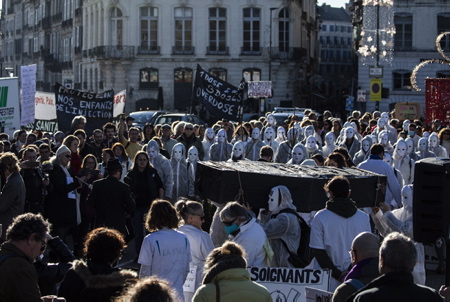 Manifestation et spectacle de personnel soignant sur le thème " Tous unis et en blanc pour soutenir les soignants suspendus qui luttent contre l'obligation vaccinale du COVID 19" Intervention et prise de position suivie d'une performance artistique contre l'imposition de la vaccination au personnel, l'instauration du Passeport Sanitaire en milieu hospitalier et pour la réintégration des personnels suspendu.
Demonstration and show of nursing staff on the theme "All united and in white to support suspended caregivers who fight against the vaccine obligation of COVID 19" Intervention and position statement followed by an artistic performance against the imposition of vaccination in staff, the introduction of the Health Passport in hospitals and for the reinstatement of suspended staff.
Bayonne, Pays basque, Côte basque, 64 , Nouvelle Aquitaine, Pyrénées Atlantiques, Sud Ouest, France, Europe. New Aquitaine, Basque Country.