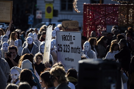 Manifestation et spectacle de personnel soignant sur le thème " Tous unis et en blanc pour soutenir les soignants suspendus qui luttent contre l'obligation vaccinale du COVID 19" Intervention et prise de position suivie d'une performance artistique contre l'imposition de la vaccination au personnel, l'instauration du Passeport Sanitaire en milieu hospitalier et pour la réintégration des personnels suspendu.
Demonstration and show of nursing staff on the theme "All united and in white to support suspended caregivers who fight against the vaccine obligation of COVID 19" Intervention and position statement followed by an artistic performance against the imposition of vaccination in staff, the introduction of the Health Passport in hospitals and for the reinstatement of suspended staff.
Bayonne, Pays basque, Côte basque, 64 , Nouvelle Aquitaine, Pyrénées Atlantiques, Sud Ouest, France, Europe. New Aquitaine, Basque Country.