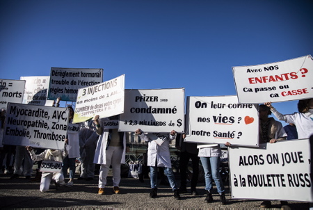 Soignants suspendus et en passe de bientôt l'être pour certains et certaines ici présent, lors d'une manifestation et spectacle de personnel soignant sur le thème " Tous unis et en blanc pour soutenir les soignants suspendus qui luttent contre l'obligation vaccinale du COVID 19" Intervention et prise de position suivie d'une performance artistique contre l'imposition de la vaccination au personnel, l'instauration du Passeport Sanitaire en milieu hospitalier et pour la réintégration des personnels suspendu.
Caregivers suspended or about to be soon for certain, during a demonstration and show of nursing staff on the theme "All united and in white to support suspended caregivers who are fighting against the vaccine obligation of COVID 19" Intervention and stance followed by an artistic performance against the imposition of vaccination on staff, the introduction of the Health Passport in hospitals and for the reinstatement of suspended staff.
Bayonne, Pays basque, Côte basque, 64 , Nouvelle Aquitaine, Pyrénées Atlantiques, Sud Ouest, France, Europe. New Aquitaine, Basque Country.