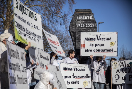 Soignants suspendus et en passe de bientôt l'être pour certains et certaines ici présent, lors d'une manifestation et spectacle de personnel soignant sur le thème " Tous unis et en blanc pour soutenir les soignants suspendus qui luttent contre l'obligation vaccinale du COVID 19" Intervention et prise de position suivie d'une performance artistique contre l'imposition de la vaccination au personnel, l'instauration du Passeport Sanitaire en milieu hospitalier et pour la réintégration des personnels suspendu.
Caregivers suspended or about to be soon for certain, during a demonstration and show of nursing staff on the theme "All united and in white to support suspended caregivers who are fighting against the vaccine obligation of COVID 19" Intervention and stance followed by an artistic performance against the imposition of vaccination on staff, the introduction of the Health Passport in hospitals and for the reinstatement of suspended staff.
Bayonne, Pays basque, Côte basque, 64 , Nouvelle Aquitaine, Pyrénées Atlantiques, Sud Ouest, France, Europe. New Aquitaine, Basque Country.