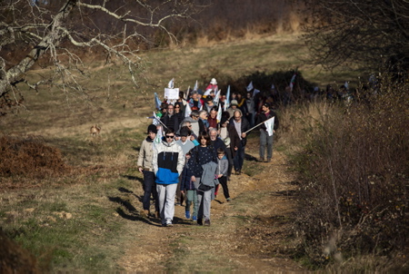 TGV-LGV et GPSO, marche du dimanche 19 décembre. Une stèle plantée sur la commune de Saint Pée Sur Nivelle, en bordure de la commune d'Ahetze au Pays basque met en avant ce site convoité par le projet de la ligne LGV. GPSO ( Grand projet ferroviaire du Sud Ouest.) La communauté d'agglomération du Pays basque est la dernière des onze collectivités de Nouvelle-Aquitaine à rejeter le plan de financement GPSO et voté contre le projet de Ligne Grande Vitesse au Sud de Bordeaux, qui comporte le tronçon Bordeaux-Dax, dont le coût s'élève à plus de 14 milliards au total.
TGV-LGV and GPSO, walk on Sunday December 19. A stele planted in the town of Saint Pée Sur Nivelle, on the edge of the town of Ahetze in the Basque Country, highlights this site coveted by the LGV line project. GPSO (Great South West Railway Project.) The Basque Country urban community is the last of the eleven communities in Nouvelle-Aquitaine to reject the GPSO financing plan and voted against the High Speed ??Line project south of Bordeaux, which includes the Bordeaux-Dax section, the cost of which amounts to more than 14 billion in total.
Saint Pée Sur Nivelle, Pays basque, Côte basque, 64 , Nouvelle Aquitaine, Pyrénées Atlantiques, Sud Ouest, France, Europe. New Aquitaine, Basque Country.
