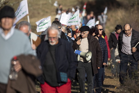 Victor Pachon du CADE (photo), TGV-LGV et GPSO, marche du dimanche 19 décembre. Une stèle plantée sur la commune de Saint Pée Sur Nivelle, en bordure de la commune d'Ahetze au Pays basque met en avant ce site convoité par le projet de la ligne LGV. GPSO ( Grand projet ferroviaire du Sud Ouest.) La communauté d'agglomération du Pays basque est la dernière des onze collectivités de Nouvelle-Aquitaine à rejeter le plan de financement GPSO et voté contre le projet de Ligne Grande Vitesse au Sud de Bordeaux, qui comporte le tronçon Bordeaux-Dax, dont le coût s'élève à plus de 14 milliards au total.
Victor Pachon from CADE (photo), TGV-LGV and GPSO, walk on Sunday December 19. A stele planted in the town of Saint Pée Sur Nivelle, on the edge of the town of Ahetze in the Basque Country, highlights this site coveted by the LGV line project. GPSO (Great South West Railway Project.) The Basque Country urban community is the last of the eleven communities in Nouvelle-Aquitaine to reject the GPSO financing plan and voted against the High Speed ??Line project south of Bordeaux, which includes the Bordeaux-Dax section, the cost of which amounts to more than 14 billion in total.
Saint Pée Sur Nivelle, Pays basque, Côte basque, 64 , Nouvelle Aquitaine, Pyrénées Atlantiques, Sud Ouest, France, Europe. New Aquitaine, Basque Country.