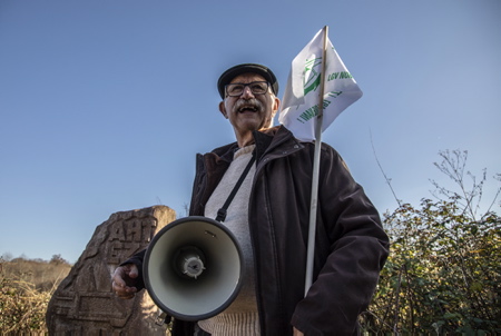 Victor Pachon du CADE (photo), TGV-LGV et GPSO, marche du dimanche 19 décembre. Une stèle plantée sur la commune de Saint Pée Sur Nivelle, en bordure de la commune d'Ahetze au Pays basque met en avant ce site convoité par le projet de la ligne LGV. GPSO ( Grand projet ferroviaire du Sud Ouest.) La communauté d'agglomération du Pays basque est la dernière des onze collectivités de Nouvelle-Aquitaine à rejeter le plan de financement GPSO et voté contre le projet de Ligne Grande Vitesse au Sud de Bordeaux, qui comporte le tronçon Bordeaux-Dax, dont le coût s'élève à plus de 14 milliards au total.
Victor Pachon from CADE (photo), TGV-LGV and GPSO, walk on Sunday December 19. A stele planted in the town of Saint Pée Sur Nivelle, on the edge of the town of Ahetze in the Basque Country, highlights this site coveted by the LGV line project. GPSO (Great South West Railway Project.) The Basque Country urban community is the last of the eleven communities in Nouvelle-Aquitaine to reject the GPSO financing plan and voted against the High Speed ??Line project south of Bordeaux, which includes the Bordeaux-Dax section, the cost of which amounts to more than 14 billion in total.
Saint Pée Sur Nivelle, Pays basque, Côte basque, 64 , Nouvelle Aquitaine, Pyrénées Atlantiques, Sud Ouest, France, Europe. New Aquitaine, Basque Country.