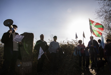 Victor Pachon du CADE en intervention, TGV-LGV et GPSO, marche du dimanche 19 décembre. Une stèle plantée sur la commune de Saint Pée Sur Nivelle, en bordure de la commune d'Ahetze au Pays basque met en avant ce site convoité par le projet de la ligne LGV. GPSO ( Grand projet ferroviaire du Sud Ouest.) La communauté d'agglomération du Pays basque est la dernière des onze collectivités de Nouvelle-Aquitaine à rejeter le plan de financement GPSO et voté contre le projet de Ligne Grande Vitesse au Sud de Bordeaux, qui comporte le tronçon Bordeaux-Dax, dont le coût s'élève à plus de 14 milliards au total.
Victor Pachon from CADE in intervention, TGV-LGV and GPSO, walk on Sunday December 19. A stele planted in the town of Saint Pée Sur Nivelle, on the edge of the town of Ahetze in the Basque Country, highlights this site coveted by the LGV line project. GPSO (Great South West Railway Project.) The Basque Country urban community is the last of the eleven communities in Nouvelle-Aquitaine to reject the GPSO financing plan and voted against the High Speed ??Line project south of Bordeaux, which includes the Bordeaux-Dax section, the cost of which amounts to more than 14 billion in total.
Saint Pée Sur Nivelle, Pays basque, Côte basque, 64 , Nouvelle Aquitaine, Pyrénées Atlantiques, Sud Ouest, France, Europe. New Aquitaine, Basque Country.