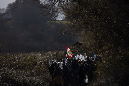 TGV-LGV et GPSO, marche du dimanche 19 décembre. Une stèle plantée sur la commune de Saint Pée Sur Nivelle, en bordure de la commune d'Ahetze au Pays basque met en avant ce site convoité par le projet de la ligne LGV. GPSO ( Grand projet ferroviaire du Sud Ouest.) La communauté d'agglomération du Pays basque est la dernière des onze collectivités de Nouvelle-Aquitaine à rejeter le plan de financement GPSO et voté contre le projet de Ligne Grande Vitesse au Sud de Bordeaux, qui comporte le tronçon Bordeaux-Dax, dont le coût s'élève à plus de 14 milliards au total.
TGV-LGV and GPSO, walk on Sunday December 19. A stele planted in the town of Saint Pée Sur Nivelle, on the edge of the town of Ahetze in the Basque Country, highlights this site coveted by the LGV line project. GPSO (Great South West Railway Project.) The Basque Country urban community is the last of the eleven communities in Nouvelle-Aquitaine to reject the GPSO financing plan and voted against the High Speed ??Line project south of Bordeaux, which includes the Bordeaux-Dax section, the cost of which amounts to more than 14 billion in total.
Saint Pée Sur Nivelle, Pays basque, Côte basque, 64 , Nouvelle Aquitaine, Pyrénées Atlantiques, Sud Ouest, France, Europe. New Aquitaine, Basque Country.