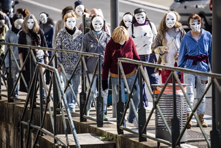 Un groupe de Zombies, zombis traversant un pont. Performance du Collectif 64-40 à Bayonne au Pays basque, le collectif sous la houlette de Dolores Boucher à la tête de celui-ci a déambulé ce samedi 20 mars, pour notamment revendiquer le droit à ne plus porter de masques chez les enfants entre autres. Les manifestants étaient grimés façon "halloween" et se proclamaient "zombies pour la liberté".
A group of Zombies, zombies are crossing a bridge. Performance of the Collectif 64-40 in Bayonne in the Basque Country, the collective under the leadership of Dolores Boucher at the head of it strolled this Saturday, March 20, to claim in particular the right to no longer wear masks among children among others . The demonstrators were dressed up as "halloween" and proclaimed themselves "zombies for freedom".
Bayonne, Pays basque, 64 , Nouvelle Aquitaine, Pyrénées Atlantiques, Sud Ouest, France, Europe.
New Aquitaine, Basque Country.