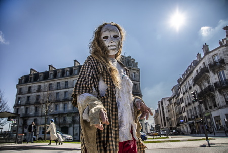 Une femme zombi, zombie tend la main en direction de sa future victime. Performance du Collectif 64-40 à Bayonne au Pays basque, le collectif sous la houlette de Dolores Boucher à la tête de celui-ci a déambulé ce samedi 20 mars, pour notamment revendiquer le droit à ne plus porter de masques chez les enfants entre autres. Les manifestants étaient grimés façon "halloween" et se proclamaient "zombies pour la liberté".
A zombie woman, zombie both hand in the direction of her future victim. Performance of the Collectif 64-40 in Bayonne in the Basque Country, the collective under the leadership of Dolores Boucher at the head of it strolled this Saturday, March 20, to claim in particular the right to no longer wear masks among children among others . The demonstrators were dressed up as "halloween" and proclaimed themselves "zombies for freedom".
Bayonne, Pays basque, 64 , Nouvelle Aquitaine, Pyrénées Atlantiques, Sud Ouest, France, Europe.
New Aquitaine, Basque Country.
