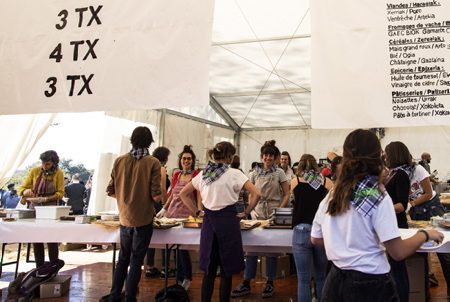 Le salon de l'agriculture Basque LURRAMA avec sa 16e édition 2021, à été un des salon le plus revendicatif depuis sa création en 2005, avec en tête, les problèmes du foncier agricole et la spéculation immobilière. Une édition très spéciale, délocalisée à Arbona (Arbonne) sur des terres occupées depuis une centaine de jours par les associations Lurzaindia (sauvegarde de terres agricoles) et Euskal Laborarien Batasuna-ELB (Confédération Paysanne du Pays Basque), l'ensemble soutenus par le collectif "BOST" composé de paysans et de citoyens.
The Basque agricultural fair LURRAMA with its 16th edition in 2021, has been one of the most demanding exhibitions since its creation in 2005, with in mind the problems of agricultural land and real estate speculation. A very special edition, relocated to Arbona (Arbonne) on land occupied for a hundred days by the associations Lurzaindia (safeguarding agricultural land) and Euskal Laborarien Batasuna-ELB (Confédération Paysanne du Pays Basque), all supported by the collective "BOST" made up of peasants and citizens.
Arbonne, Pays basque, 64 , Nouvelle Aquitaine, Pyrénées Atlantiques, Sud Ouest, France, Europe.
New Aquitaine, Basque Country.