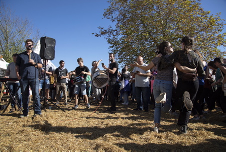 Le salon de l'agriculture Basque LURRAMA avec sa 16e édition 2021, à été un des salon le plus revendicatif depuis sa création en 2005, avec en tête, les problèmes du foncier agricole et la spéculation immobilière. Une édition très spéciale, délocalisée à Arbona (Arbonne) sur des terres occupées depuis une centaine de jours par les associations Lurzaindia (sauvegarde de terres agricoles) et Euskal Laborarien Batasuna-ELB (Confédération Paysanne du Pays Basque), l'ensemble soutenus par le collectif "BOST" composé de paysans et de citoyens.
The Basque agricultural fair LURRAMA with its 16th edition in 2021, has been one of the most demanding exhibitions since its creation in 2005, with in mind the problems of agricultural land and real estate speculation. A very special edition, relocated to Arbona (Arbonne) on land occupied for a hundred days by the associations Lurzaindia (safeguarding agricultural land) and Euskal Laborarien Batasuna-ELB (Confédération Paysanne du Pays Basque), all supported by the collective "BOST" made up of peasants and citizens.
Arbonne, Pays basque, 64 , Nouvelle Aquitaine, Pyrénées Atlantiques, Sud Ouest, France, Europe.
New Aquitaine, Basque Country.
