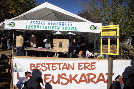 Le salon de l'agriculture Basque LURRAMA avec sa 16e édition 2021, à été un des salon le plus revendicatif depuis sa création en 2005, avec en tête, les problèmes du foncier agricole et la spéculation immobilière. Une édition très spéciale, délocalisée à Arbona (Arbonne) sur des terres occupées depuis une centaine de jours par les associations Lurzaindia (sauvegarde de terres agricoles) et Euskal Laborarien Batasuna-ELB (Confédération Paysanne du Pays Basque), l'ensemble soutenus par le collectif "BOST" composé de paysans et de citoyens.
The Basque agricultural fair LURRAMA with its 16th edition in 2021, has been one of the most demanding exhibitions since its creation in 2005, with in mind the problems of agricultural land and real estate speculation. A very special edition, relocated to Arbona (Arbonne) on land occupied for a hundred days by the associations Lurzaindia (safeguarding agricultural land) and Euskal Laborarien Batasuna-ELB (Confédération Paysanne du Pays Basque), all supported by the collective "BOST" made up of peasants and citizens.
Arbonne, Pays basque, 64 , Nouvelle Aquitaine, Pyrénées Atlantiques, Sud Ouest, France, Europe.
New Aquitaine, Basque Country.