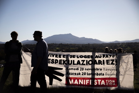 Banderolle en Basque et Francais, contre la spéculation immobilière au Pays basque " vivre et se loger au Pays ! " Espekulazioari EZ" (Non à la spéculation). Banderolle installée sur le salon de l'agriculture Basque LURRAMA avec sa 16e édition 2021, à été un des salon le plus revendicatif depuis sa création en 2005, avec en tête, les problèmes du foncier agricole et la spéculation immobilière. Une édition très spéciale, délocalisée à Arbona (Arbonne) sur des terres occupées depuis une centaine de jours par les associations Lurzaindia (sauvegarde de terres agricoles) et Euskal Laborarien Batasuna-ELB (Confédération Paysanne du Pays Basque), l'ensemble soutenus par le collectif "BOST" composé de paysans et de citoyens.
Banner in Basque and French, against real estate speculation in the Basque Country "live and stay in the Country!" Espekulazioari EZ "(No to speculation). Banner installed at the Basque agricultural fair LURRAMA with its 16th edition in 2021, in been one of the most demanding trade shows since its creation in 2005, with in mind the problems of agricultural land and real estate speculation.A very special edition, relocated to Arbona (Arbonne) on land occupied for a hundred days by associations Lurzaindia (safeguarding agricultural land) and Euskal Laborarien Batasuna-ELB (Confédération Paysanne du Pays Basque), all supported by the "BOST" collective made up of peasants and citizens.
Arbonne, Pays basque, 64 , Nouvelle Aquitaine, Pyrénées Atlantiques, Sud Ouest, France, Europe.
New Aquitaine, Basque Country.