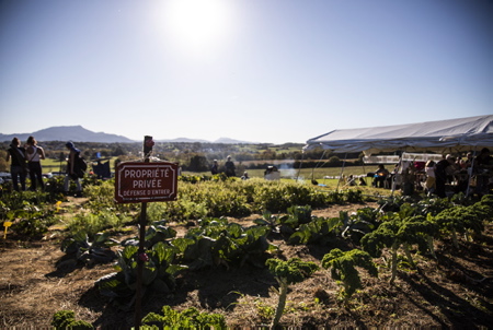 Le salon de l'agriculture Basque LURRAMA avec sa 16e édition 2021, à été un des salon le plus revendicatif depuis sa création en 2005, avec en tête, les problèmes du foncier agricole et la spéculation immobilière. Une édition très spéciale, délocalisée à Arbona (Arbonne) sur des terres occupées depuis une centaine de jours par les associations Lurzaindia (sauvegarde de terres agricoles) et Euskal Laborarien Batasuna-ELB (Confédération Paysanne du Pays Basque), l'ensemble soutenus par le collectif "BOST" composé de paysans et de citoyens.
The Basque agricultural fair LURRAMA with its 16th edition in 2021, has been one of the most demanding exhibitions since its creation in 2005, with in mind the problems of agricultural land and real estate speculation. A very special edition, relocated to Arbona (Arbonne) on land occupied for a hundred days by the associations Lurzaindia (safeguarding agricultural land) and Euskal Laborarien Batasuna-ELB (Confédération Paysanne du Pays Basque), all supported by the collective "BOST" made up of peasants and citizens.
Arbonne, Pays basque, 64 , Nouvelle Aquitaine, Pyrénées Atlantiques, Sud Ouest, France, Europe.
New Aquitaine, Basque Country.