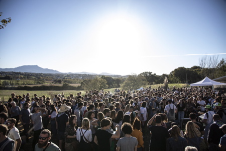 Le salon de l'agriculture Basque LURRAMA avec sa 16e édition 2021, à été un des salon le plus revendicatif depuis sa création en 2005, avec en tête, les problèmes du foncier agricole et la spéculation immobilière. Une édition très spéciale, délocalisée à Arbona (Arbonne) sur des terres occupées depuis une centaine de jours par les associations Lurzaindia (sauvegarde de terres agricoles) et Euskal Laborarien Batasuna-ELB (Confédération Paysanne du Pays Basque), l'ensemble soutenus par le collectif "BOST" composé de paysans et de citoyens.
The Basque agricultural fair LURRAMA with its 16th edition in 2021, has been one of the most demanding exhibitions since its creation in 2005, with in mind the problems of agricultural land and real estate speculation. A very special edition, relocated to Arbona (Arbonne) on land occupied for a hundred days by the associations Lurzaindia (safeguarding agricultural land) and Euskal Laborarien Batasuna-ELB (Confédération Paysanne du Pays Basque), all supported by the collective "BOST" made up of peasants and citizens.
Arbonne, Pays basque, 64 , Nouvelle Aquitaine, Pyrénées Atlantiques, Sud Ouest, France, Europe.
New Aquitaine, Basque Country.