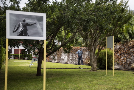 A Ascain au Pays Basque (64) les femmes sont "EXTRA & ORDINAIRES" Le festival « Les Chemins de la Photographie dAscain », se tiendra du jeudi 1er juillet au jeudi 30 septembre 2021, dans les rues du village dAscain sur le thème des femmes Extra & Ordinaires . A NOTER ! Le vernissage des expositions (28 photographes) aura lieu Dimanche 11 juillet à 12h30 sur la place de l'église.
In Ascain in the Basque Country (64) women are "EXTRA & ORDINARY" The festival "Les Chemins de la Photographie d'Ascain", will be held from Thursday July 1 to Thursday September 30, 2021, in the streets of the village of Ascain sur the theme of Extra & Ordinary women. TO NOTE ! The opening of the exhibitions (28 photographers) will take place Sunday July 11 at 12:30 p.m. on the church square.
Ascain, Pays basque, 64 , Nouvelle Aquitaine, Pyrénées Atlantiques, Sud Ouest, France, Europe.
New Aquitaine, Basque Country.