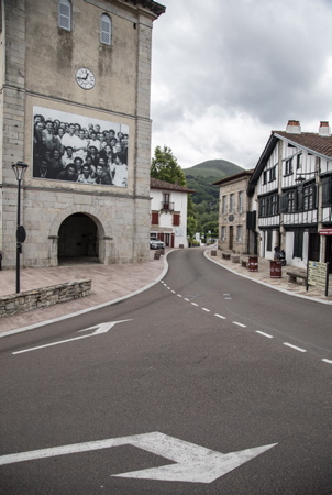 A Ascain au Pays Basque (64) les femmes sont "EXTRA & ORDINAIRES" Le festival « Les Chemins de la Photographie dAscain », se tiendra du jeudi 1er juillet au jeudi 30 septembre 2021, dans les rues du village dAscain sur le thème des femmes Extra & Ordinaires . A NOTER ! Le vernissage des expositions (28 photographes) aura lieu Dimanche 11 juillet à 12h30 sur la place de l'église.
In Ascain in the Basque Country (64) women are "EXTRA & ORDINARY" The festival "Les Chemins de la Photographie d'Ascain", will be held from Thursday July 1 to Thursday September 30, 2021, in the streets of the village of Ascain sur the theme of Extra & Ordinary women. TO NOTE ! The opening of the exhibitions (28 photographers) will take place Sunday July 11 at 12:30 p.m. on the church square.
Ascain, Pays basque, 64 , Nouvelle Aquitaine, Pyrénées Atlantiques, Sud Ouest, France, Europe.
New Aquitaine, Basque Country.