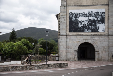 A Ascain au Pays Basque (64) les femmes sont "EXTRA & ORDINAIRES" Le festival « Les Chemins de la Photographie dAscain », se tiendra du jeudi 1er juillet au jeudi 30 septembre 2021, dans les rues du village dAscain sur le thème des femmes Extra & Ordinaires . A NOTER ! Le vernissage des expositions (28 photographes) aura lieu Dimanche 11 juillet à 12h30 sur la place de l'église.
In Ascain in the Basque Country (64) women are "EXTRA & ORDINARY" The festival "Les Chemins de la Photographie d'Ascain", will be held from Thursday July 1 to Thursday September 30, 2021, in the streets of the village of Ascain sur the theme of Extra & Ordinary women. TO NOTE ! The opening of the exhibitions (28 photographers) will take place Sunday July 11 at 12:30 p.m. on the church square.
Ascain, Pays basque, 64 , Nouvelle Aquitaine, Pyrénées Atlantiques, Sud Ouest, France, Europe.
New Aquitaine, Basque Country.