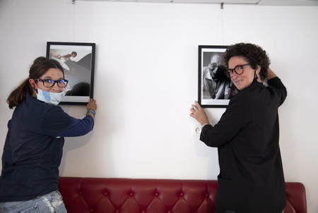 A Ascain au Pays Basque (64) les femmes sont "EXTRA & ORDINAIRES" Le festival « Les Chemins de la Photographie dAscain », se tiendra du jeudi 1er juillet au jeudi 30 septembre 2021, dans les rues du village dAscain sur le thème des femmes Extra & Ordinaires . A NOTER ! Le vernissage des expositions (28 photographes) aura lieu Dimanche 11 juillet à 12h30 sur la place de l'église.
In Ascain in the Basque Country (64) women are "EXTRA & ORDINARY" The festival "Les Chemins de la Photographie d'Ascain", will be held from Thursday July 1 to Thursday September 30, 2021, in the streets of the village of Ascain sur the theme of Extra & Ordinary women. TO NOTE ! The opening of the exhibitions (28 photographers) will take place Sunday July 11 at 12:30 p.m. on the church square.
Ascain, Pays basque, 64 , Nouvelle Aquitaine, Pyrénées Atlantiques, Sud Ouest, France, Europe.
New Aquitaine, Basque Country.