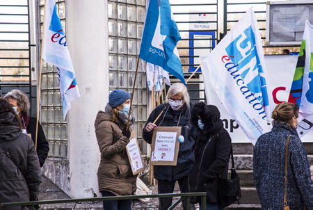 Manifestants de syndicat UNSA lors d'un mouvement de grève de l'intersyndicale de l'Education Nationale, mardi 26 janvier 2021, devant la sous-préfecture de Bayonne au Pays basque. Des enseignants dans la rue à Bayonne lors d'une manifestation intersyndicale à l'appel de l'UNSA, la CGT, FO, la FSU. 240 personnes sont parties de la sous préfecture pour l'antenne de l'inspection dacadémie (école des arènes) puis la mairie de Bayonne. Trois thèmes de mobilisation : les salaires des profs, les suppressions de postes et les règles sanitaires dans les établissements scolaires.

Protesters from the UNSA union during a strike movement by the National Education intersyndicale, Tuesday January 26, 2021, in front of the sub-prefecture of Bayonne in the Basque Country. Teachers in the street in Bayonne during an inter-union demonstration called for by the UNSA, the CGT, FO, the FSU. 240 people left the sub-prefecture for the office of the inspectorate of the academy (arena school) then the town hall of Bayonne. Three themes of mobilization: teachers' salaries, job cuts and health rules in schools.

Bayonne, Pays basque, 64 , Nouvelle Aquitaine, Pyrénées Atlantiques, Sud Ouest, France, Europe.
New Aquitaine, Basque Country.