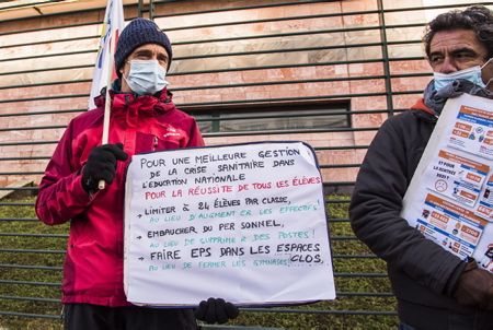 Mouvement de grève de l'intersyndicale de l'Education Nationale, mardi 26 janvier 2021, devant la sous-préfecture de Bayonne au Pays basque. Des enseignants dans la rue à Bayonne lors d'une manifestation intersyndicale à l'appel de l'UNSA, la CGT, FO, la FSU. 240 personnes sont parties de la sous préfecture pour l'antenne de l'inspection dacadémie (école des arènes) puis la mairie de Bayonne. Trois thèmes de mobilisation : les salaires des profs, les suppressions de postes et les règles sanitaires dans les établissements scolaires.

Strike movement of the National Education inter-union, Tuesday January 26, 2021, in front of the sub-prefecture of Bayonne in the Basque Country. Teachers in the street in Bayonne during an inter-union demonstration called for by the UNSA, the CGT, FO, the FSU. 240 people left the sub-prefecture for the office of the inspectorate of the academy (arena school) then the town hall of Bayonne. Three themes of mobilization: teachers' salaries, job cuts and health rules in schools.

Bayonne, Pays basque, 64 , Nouvelle Aquitaine, Pyrénées Atlantiques, Sud Ouest, France, Europe.
New Aquitaine, Basque Country.
