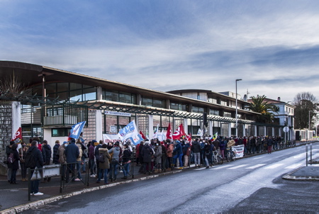 Mouvement de grève de l'intersyndicale de l'Education Nationale, mardi 26 janvier 2021, devant la sous-préfecture de Bayonne au Pays basque. Des enseignants dans la rue à Bayonne lors d'une manifestation intersyndicale à l'appel de l'UNSA, la CGT, FO, la FSU. 240 personnes sont parties de la sous préfecture pour l'antenne de l'inspection dacadémie (école des arènes) puis la mairie de Bayonne. Trois thèmes de mobilisation : les salaires des profs, les suppressions de postes et les règles sanitaires dans les établissements scolaires.

Strike movement of the National Education inter-union, Tuesday January 26, 2021, in front of the sub-prefecture of Bayonne in the Basque Country. Teachers in the street in Bayonne during an inter-union demonstration called for by the UNSA, the CGT, FO, the FSU. 240 people left the sub-prefecture for the office of the inspectorate of the academy (arena school) then the town hall of Bayonne. Three themes of mobilization: teachers' salaries, job cuts and health rules in schools.

Bayonne, Pays basque, 64 , Nouvelle Aquitaine, Pyrénées Atlantiques, Sud Ouest, France, Europe.
New Aquitaine, Basque Country.