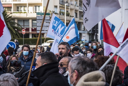 Clément Pottier, professeur adhérent de la FSU-64, en intervention lors du mouvement de grève de l'intersyndicale de l'Education Nationale, mardi 26 janvier 2021, devant la sous-préfecture de Bayonne au Pays basque. Des enseignants dans la rue à Bayonne lors d'une manifestation intersyndicale à l'appel de l'UNSA, la CGT, FO, la FSU. 240 personnes sont parties de la sous préfecture pour l'antenne de l'inspection dacadémie (école des arènes) puis la mairie de Bayonne. Trois thèmes de mobilisation : les salaires des profs, les suppressions de postes et les règles sanitaires dans les établissements scolaires.

Clément Pottier, professor member of the FSU-64, in intervention during the strike movement of the intersyndicale de l'Education Nationale, Tuesday January 26, 2021, in front of the sub-prefecture of Bayonne in the Basque Country. Teachers in the street in Bayonne during an inter-union demonstration called for by the UNSA, the CGT, FO, the FSU. 240 people left the sub-prefecture for the office of the inspectorate of the academy (arena school) then the town hall of Bayonne. Three themes of mobilization: teachers' salaries, job cuts and health rules in schools.

Bayonne, Pays basque, 64 , Nouvelle Aquitaine, Pyrénées Atlantiques, Sud Ouest, France, Europe.
New Aquitaine, Basque Country.