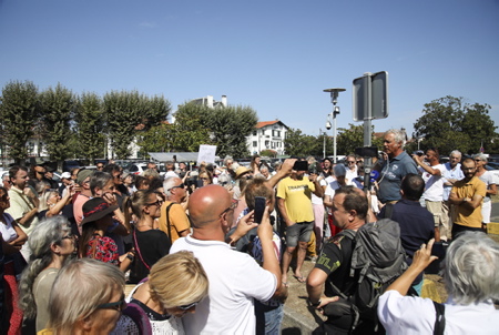 Manifestation et intervention du DR Pascal Trotta (PHOTO) concernant et contre la mise en place du PASS SANITAIRE devant l'hôpital de Bayonne au Pays basque le 30 aout 2021, parmi les manifestants, un collectif de personnels du centre hospitalier de la côte basque, avec parmi eux, des brancardiers, infirmiers, médecins, ou encore psychologues. Ce collectif se bat depuis plusieurs semaines pour défendre le «droit de choisir ». Entre 600 et 700 agents non-vaccinés, sur 3780 employés par l'hôpital, soit plus de 17% des effectifs. Un chiffre que confirmé la direction du CHCB.
Demonstration and intervention by DR Pascal Trotta concerning and against the establishment of the SANITARY PASS in front of the Bayonne hospital in the Baque country on August 30, 2021, among the demonstrators, a collective of staff from the hospital center of the Basque coast, with among them , stretcher bearers, nurses, doctors, and even psychologists. This collective has been fighting for several weeks to defend the "right to choose". Between 600 and 700 non-vaccinated agents, out of 3,780 employed by the hospital, or more than 17% of the workforce. A figure confirmed by the management of the CHCB.
Bayonne, Pays basque, Côte basque, 64 , Nouvelle Aquitaine, Pyrénées Atlantiques, Sud Ouest, France, Europe. New Aquitaine, Basque Country.