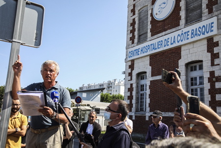 Manifestation et intervention du DR Pascal Trotta (PHOTO) concernant et contre la mise en place du PASS SANITAIRE devant l'hôpital de Bayonne au Pays basque le 30 aout 2021, parmi les manifestants, un collectif de personnels du centre hospitalier de la côte basque, avec parmi eux, des brancardiers, infirmiers, médecins, ou encore psychologues. Ce collectif se bat depuis plusieurs semaines pour défendre le «droit de choisir ». Entre 600 et 700 agents non-vaccinés, sur 3780 employés par l'hôpital, soit plus de 17% des effectifs. Un chiffre que confirmé la direction du CHCB.
Demonstration and intervention by DR Pascal Trotta concerning and against the establishment of the SANITARY PASS in front of the Bayonne hospital in the Baque country on August 30, 2021, among the demonstrators, a collective of staff from the hospital center of the Basque coast, with among them , stretcher bearers, nurses, doctors, and even psychologists. This collective has been fighting for several weeks to defend the "right to choose". Between 600 and 700 non-vaccinated agents, out of 3,780 employed by the hospital, or more than 17% of the workforce. A figure confirmed by the management of the CHCB.
Bayonne, Pays basque, Côte basque, 64 , Nouvelle Aquitaine, Pyrénées Atlantiques, Sud Ouest, France, Europe. New Aquitaine, Basque Country.