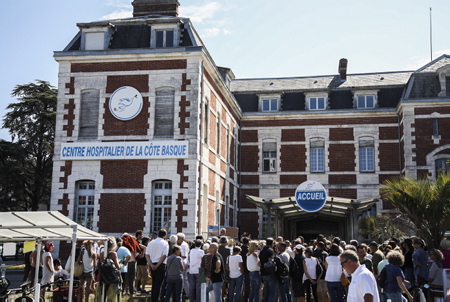Manifestation du collectif soignant de l'hôpital de Bayonne et intervention du DR Pascal Trotta concernant la mise en place du PASS SANITAIRE et contre celui-ci devant l'hôpital de Bayonne au Pays basque le 30 aout 2021, parmi les manifestants, un collectif de personnels du centre hospitalier de la côte basque, avec parmi eux, des brancardiers, infirmiers, médecins, ou encore psychologues. Ce collectif se bat depuis plusieurs semaines pour défendre le « droit de choisir ». Entre 600 et 700 agents non-vaccinés, sur 3780 employés par l'hôpital, soit plus de 17% des effectifs. Un chiffre que confirmé la direction du CHCB.
Demonstration and intervention by DR Pascal Trotta concerning and against the establishment of the SANITARY PASS in front of the Bayonne hospital in the Baque country on August 30, 2021, among the demonstrators, a collective of staff from the hospital center of the Basque coast, with among them , stretcher bearers, nurses, doctors, and even psychologists. This collective has been fighting for several weeks to defend the "right to choose". Between 600 and 700 non-vaccinated agents, out of 3,780 employed by the hospital, or more than 17% of the workforce. A figure confirmed by the management of the CHCB.
Bayonne, Pays basque, Côte basque, 64 , Nouvelle Aquitaine, Pyrénées Atlantiques, Sud Ouest, France, Europe. New Aquitaine, Basque Country.