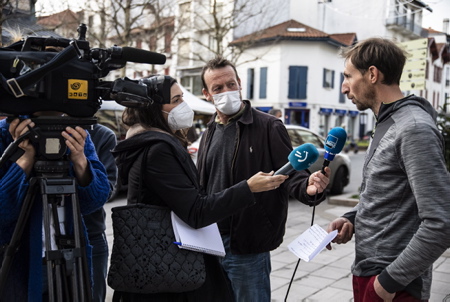 EGUZKILORE Conférence de presse du 4 janvier 2022 à Saint jean De Luz au Pays basque et retour sur l'enquête « Bien-être des enfants en temps de Covid ». C'est a priori la première enquête de cette ampleur jamais réalisée et traitant des conséquences de l'impact de la crise sanitaire sur la santé des enfants. L'association, malgré le refus de plusieurs directions d'écoles et l'ouverture des portes d'autres (plus du privé que du publique) a pu donner la parole à travers une étude qui a débuté en Avril 2021 sur une durée de trois mois à plus de 500 enfants de la petite enfance au lycée. Un questionnaire au- tour de leur bien-être, accompagné dune méthode dadmission rédigée par le médecin du collectif (méditation / retour au calme / temps de parole / remplissage du questionnaire de la façon la plus personnelle possible...).
EGUZKILORE Press conference on January 4, 2022 in Saint Jean De Luz in the Basque country and return to the Child welfare in times of Covid survey. It is a priori the first survey of this magnitude ever carried out and dealing with the consequences of the impact of the health crisis on children's health. The association, despite the refusal of several school administrators and the opening of the doors of others (more private than public) was able to give the floor through a study began in April 2021 over a period of three months to more than half a thousand children and adolescents in school. A questionnaire about their well-being, accompanied by an admission method written by the collective doctor (meditation / return to calm / speaking time / filling out the questionnaire in the most personal way possible, ... ).
Saint Jean De Luz, Pays basque, Côte basque, 64 , Nouvelle Aquitaine, Pyrénées Atlantiques, Sud Ouest, France, Europe. New Aquitaine, Basque Country.