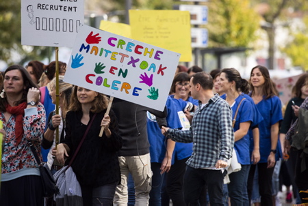 Manifestation à l'initiative du collectif "Pas de bébés à la consigne!", les professionnels de la petite enfance, crèches, dénoncent la pénurie de professionnels qualifiés ainsi qu'un nouvel arrêté autorisant le recrutement de personnel non diplômés. Rassemblement du 6 octobre 2022 à Bayonne au Pays basque.

Demonstration on the initiative of the collective "Pas de bébés à la consigne!", early childhood professionals denounce the shortage of qualified professionals as well as a new decree authorizing the recruitment of unqualified staff. Gathering on October 6, 2022 in Bayonne in the Basque Country.

Bayonne, Pays Basque, Euskal Herri, Basque Country, Nouvelle Aquitaine, New Aquitaine, Pyrénées Atlantiques, Sud Ouest, France, Europe.