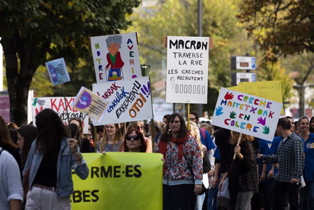Manifestation à l'initiative du collectif "Pas de bébés à la consigne!", les professionnels de la petite enfance, crèches, dénoncent la pénurie de professionnels qualifiés ainsi qu'un nouvel arrêté autorisant le recrutement de personnel non diplômés. Rassemblement du 6 octobre 2022 à Bayonne au Pays basque.

Demonstration on the initiative of the collective "Pas de bébés à la consigne!", early childhood professionals denounce the shortage of qualified professionals as well as a new decree authorizing the recruitment of unqualified staff. Gathering on October 6, 2022 in Bayonne in the Basque Country.

Bayonne, Pays Basque, Euskal Herri, Basque Country, Nouvelle Aquitaine, New Aquitaine, Pyrénées Atlantiques, Sud Ouest, France, Europe.